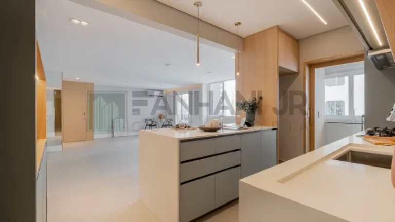 Imagem Venha se encantar com este apartamento de 130m² totalmente reformado, localizado no coração da Vila Nova Conceição. Com 2 quartos, sendo 1 suíte, es