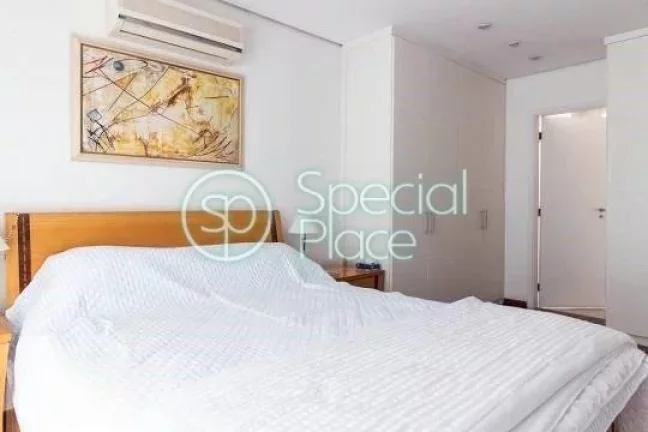 Imagem Amplo apartamento à venda com 3 quartos, sendo 3 suítes, e 4 banheiros no total. Este apartamento ...