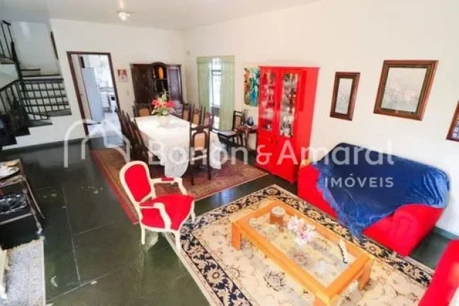 Imagem Linda e espaçosa casa de esquina com 322 m² de área construída. A residência possui living para...
