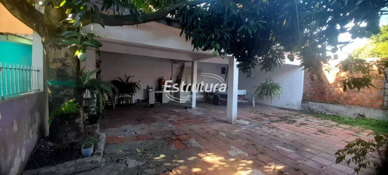 Casa ampla podendo ser utilizada para comércio
