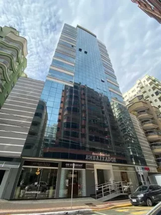 Imagem Apartamento mobiliado com 3 suítes e vaga de garagem dupla em Itapema