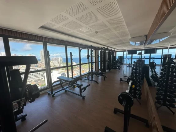 Imagem A 5ª Avenida Imóveis selecionou esta oportunidade de STUDIO c/ varanda integrada, totalmente mobiliada e decorada no BARRA PREMIUM: por R$500.000,00