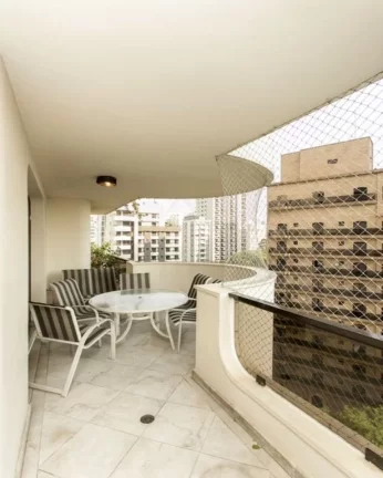 Imagem Lindo apartamento, amplo living para 3 ambientes com piso de tábuas de ipê, terraço, jardim de in...