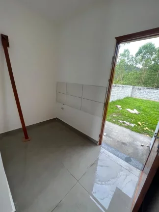 Imagem Casa de 2 quartos com amplo espaço de pátio em excelente localização do Bairro Oeste- Sapiranga