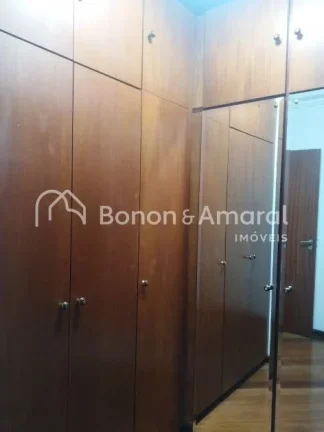 Imagem Espaçoso e arejado apartamento, com área de 110 m². O imóvel possui
3 quartos com armários, 1 s...