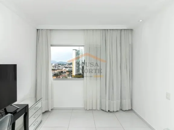 Imagem Apartamento com 158m², possui 3 dormitórios, sendo 1 suíte, 3 banheiros, sala ampla para dois amb...
