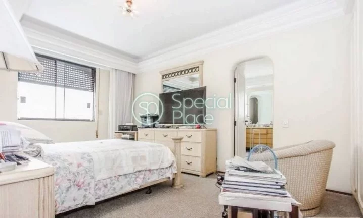 Imagem Belíssimo apartamento com 350m² de área privativa, 5 dormitórios ( 2 suítes ) e 4 vagas na gara...