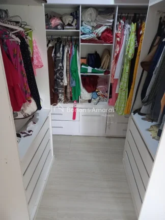 Imagem Linda e espaçosa casa em rua sem saída, lugar muito tranquilo e acessível. A residência possui 3...