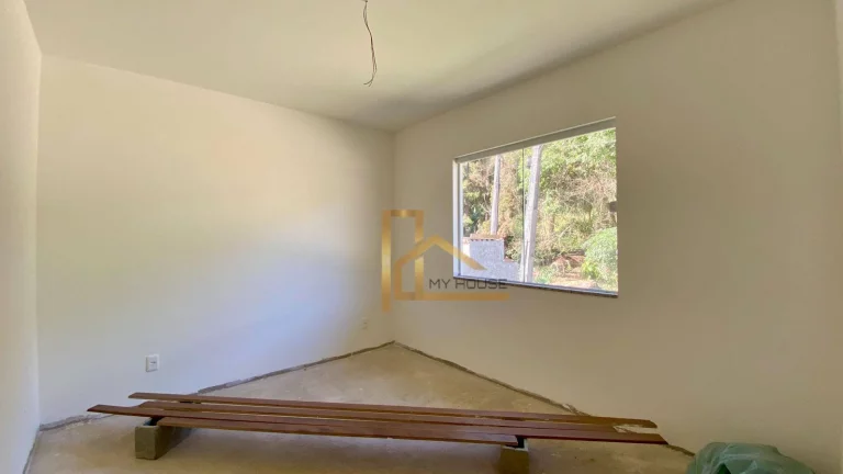 Imagem Casa Linear Com 3 Quartos, Suíte e Quintal a Venda em Albuquerque - Teresópolis-RJ.