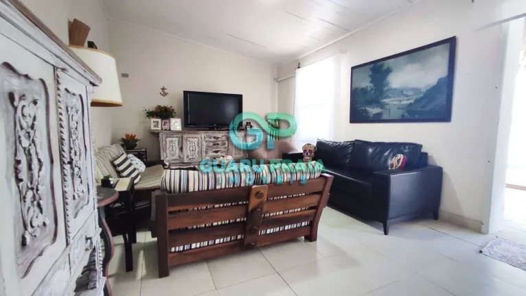 Imagem Sala espaçosa para 2 ambientes, varanda, sala de jantar, 3 dormitórios sendo uma suíte, banheiro social, cozinha, lavanderia, piscina, churrasqueira, 1 edícula com 2 suítes, 5 quartos