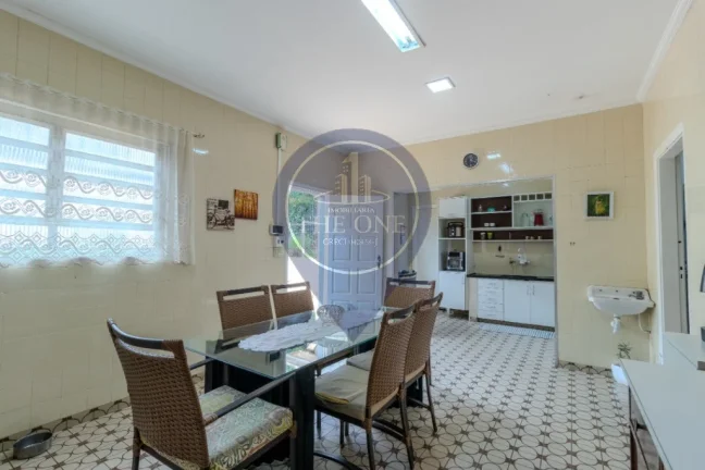 Imagem Luxuosa casa à venda no Bosque da Saúde, São Paulo-SP: 4 quartos, 2 salas, 2 banheiros, 3 vagas de garagem, 767,00 m² de área.