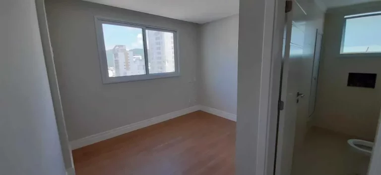 Imagem Apartamento com 4 dormitórios sendo 2 suítes e 3 vagas de garagem em Balneário Camboriú/SC