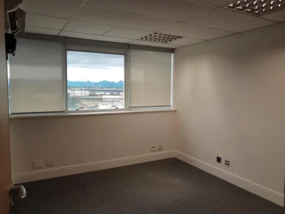 Imagem PRÉDIO CORPORATIVO COM LOCALIZAÇÃO ESTRATÉGICA NA GRANJA DOS CAVALEIROS!