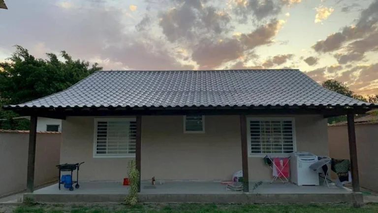 Imagem  CASA 2 QUARTOS C/ 91,35M² - SÃO PEDRO DA ALDEIA/RJ - 360 m² de área terreno, 91,35 m² de área construída LEILÃO ÚNICO 12/01/2026 - VALOR INICIAL DE VENDA: R$ 255.000,00 Composição Interna/Vaga: Dormitórios: 2, Banheiros: 1, Salas: 1, Copas: 1, Var