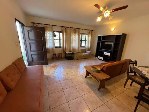 Imagem Casa ampla com 2 edículas e salão de festas perto da praia