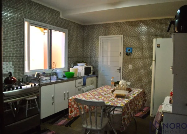 Imagem Casa de 3 Dormitórios sendo 2 Suítes, vaga para 2 carros com pátio.