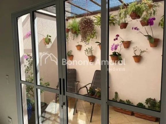 Imagem .Casa conta com sala de estar; sala de jantar com cozinha integrada; despensa; área de serviço; um...