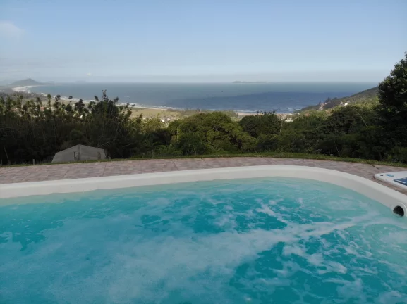 Imperdível casa à venda em Garopaba-SC, Praia da Gamboa! 3 quartos, 3 suítes, 5 banheiros, 8 vagas de garagem - 38.588,00 m² de área.
