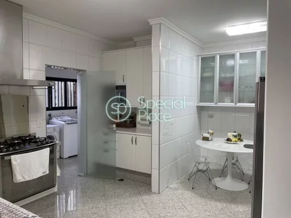Imagem Este lindo e amplo imóvel conta com 3 quartos, sendo 3 suítes, 5 banheiros e 4 vagas de garagem de...