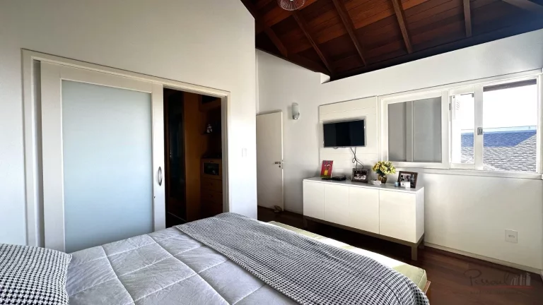 Imagem Esta linda casa em Cacupé tem tudo o que você e sua família procuram. Uma casa ampla, bem constru...