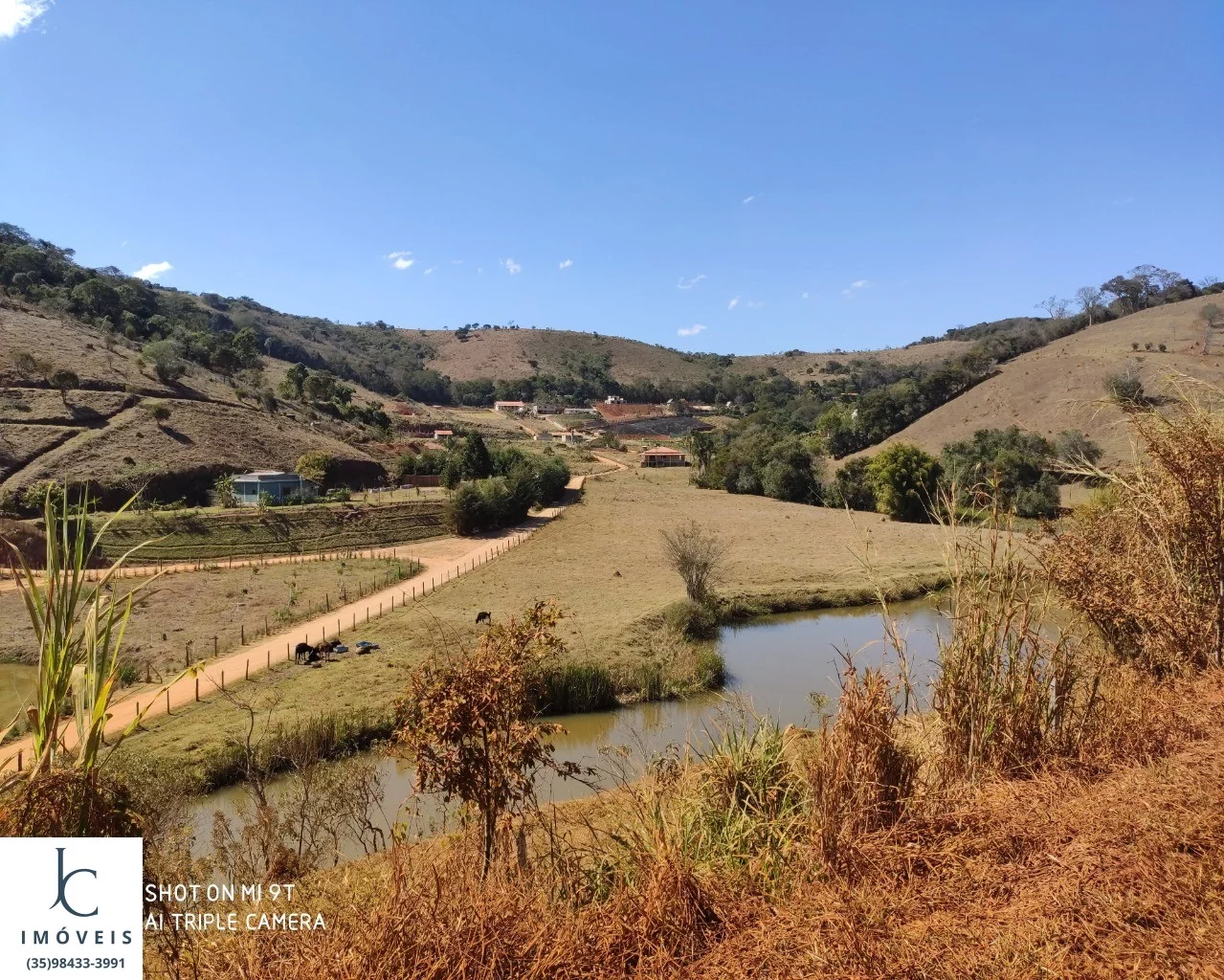 Sítio , próximo à São Lourenço MG, topografia plana, energia el?(C)trica instalada, muita água, lago, ducha natural, casa grande, estrada boa.
