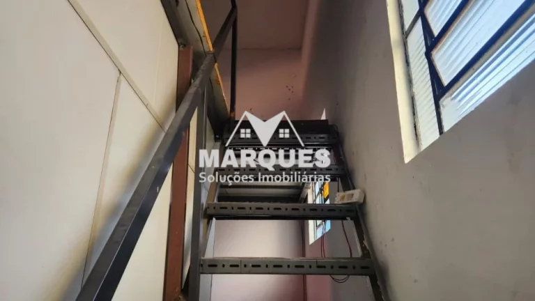 Imagem Salão espaçoso com mezanino c/ 70m2