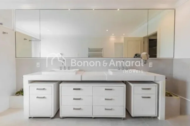 Imagem Sobrado amplo e luxuoso, com área construída de 835 m².

A residência possui no piso superior 4 ...