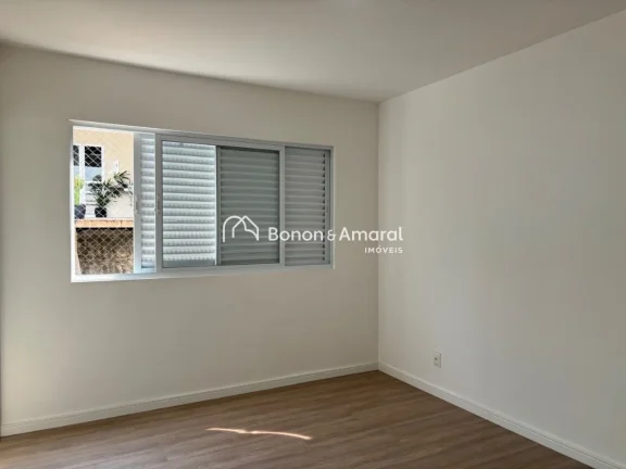 Imagem Esta encantadora casa em Valinhos conta com 3 dormitórios, sendo 1 suíte. No térreo, você encont...