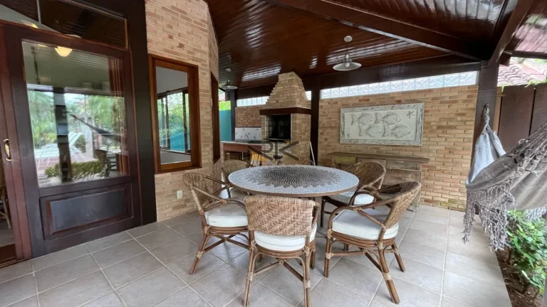 Imagem CASA EM CONDOMINIO COM 4 DORMITÓRIOS SENDO 3 SUÍTES,3 VAGAS DE GARAGEM,VARANDA GOURMET COM CHURRASQUEIRA E PISCINA.