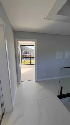 Imagem Sobrado alto padrão com 4 suítes e 2 vagas de garagem em Camboriú/SC