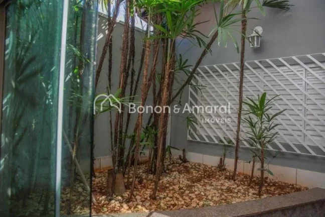 Imagem Belíssima e espaçosa casa térrea, com 287 m² de área construída. A residência possui 3 quarto...