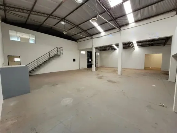 Imagem Barracão comercial à venda em Araçoiaba da Serra-SP, bairro X: 3 salas, 2 banheiros, 4 vagas de garagem, 555m².