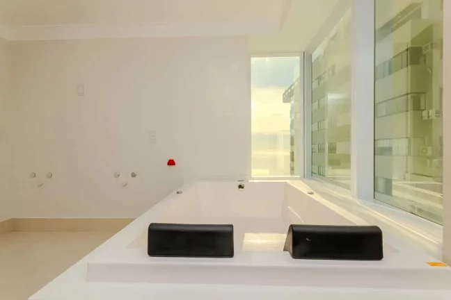 Imagem Apartamento com 3 suítes e 3 vagas de garagem em Balneário Camboriú