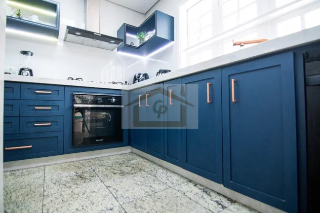 Imagem Casa de estilo Neo-Clássico recém-reformada e ampliada, 4 quartos sendo 2 suítes, 4 vagas