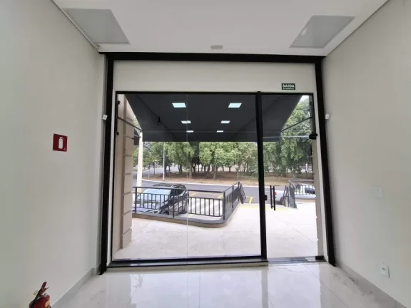 Imagem Sala Comercial Térrea com Vitrine para Locação  Parque Cele