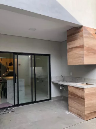 Imagem Imperdível casa à venda em São Paulo-SP, na Vila Prudente! 3 quartos, 3 suítes, 1 sala, 2 banheiros, 3 vagas de garagem. Confira!