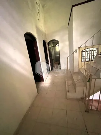 Imagem CASA À VENDA COM TERRENO DE 1500 M², POÇO ARTESIANO, 4 DORMS (2 SUITES), 3 SALAS, SENDO 1 COM LAREIRA, COZINHA COM ARMÁRIOS E DISPENSA, MAIRIPORÃ, SP.