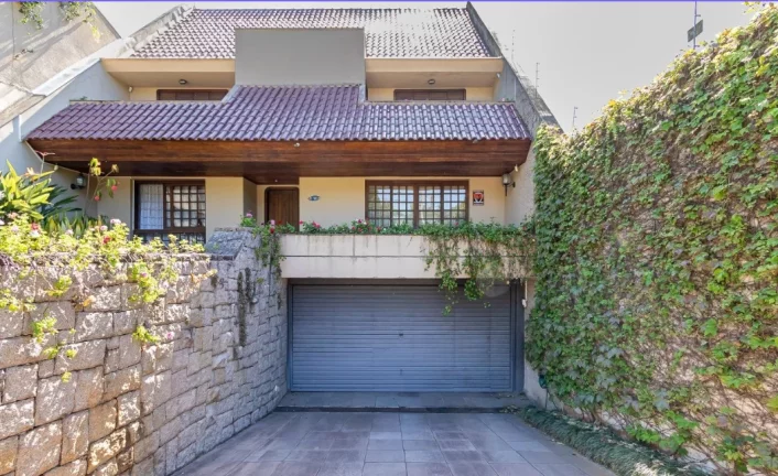 Casa 05 dormitorios no Hugo Lange