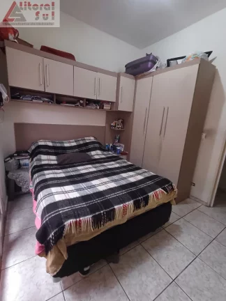 Imagem Imperdível! Casa à venda em Praia Grande-SP, bairro Tupi. 2 quartos, 1 sala, 2 banheiros, 1 vaga de garagem. Agende sua visita!