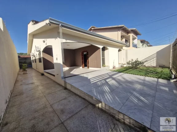 Imagem Casa para Venda em Goiânia, Aeroviário, 3 dormitórios, 1 suíte, 3 banheiros, 4 vagas