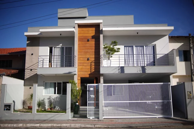 Imagem Casa finamente mobiliada e equipada de 3 andares com elevador em localização privilegiada em Itajaí