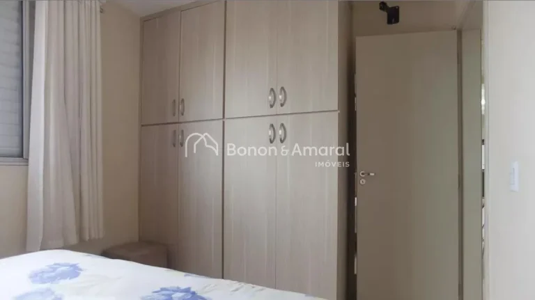Imagem Características do Imóvel:
3 Quartos (sendo 1 suíte), todos com guarda-roupas planejados e janela...