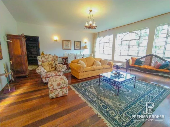 Imagem Casa com 4 dormitórios à venda, 330 m² por R$ 950.000,00 - Albuquerque - Teresópolis/RJ