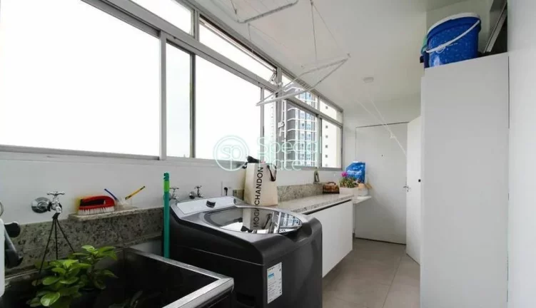 Imagem Amplo apartamento Ã  venda com 3 quartos, sendo 1 suÃ­te, e 3 banheiros no total. Este apartamento Ã...