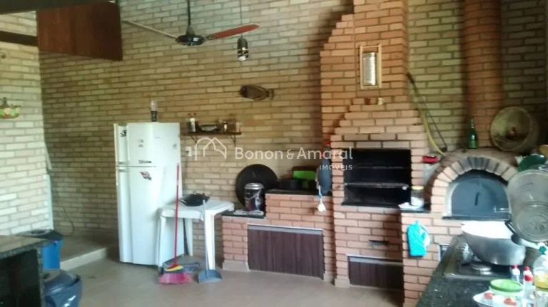 Imagem Esta encantadora chácara oferece três suítes espaçosas, todas com banheiro privativo. A cozinha ...
