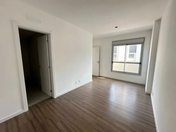 Imagem Apartamento com 2 dormitórios sendo 2 suítes e 2 vagas de garagem, Bairro Canto em Florianópolis/SC