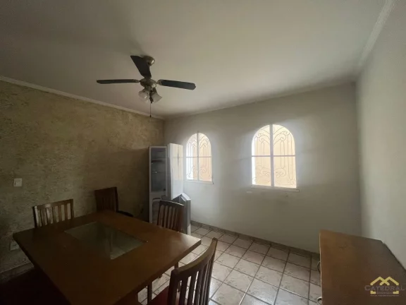 Imagem Casa Comercial para locação próximo a Samuel Martins com vagas de 45 na frente para estacionamento de cliientes