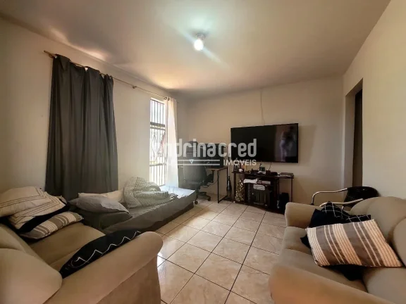 Imagem Casa espaçosa com 2 dormitórios, 2 banheiros e 2 vagas de garagem em terreno de 300m², com 126m² de construção — conforto e praticidade em um só lugar!