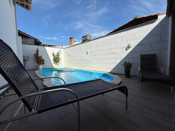 Imagem Casa com 7 dormitórios sendo 3 suítes e 3 vagas de garagem, a 350 metros da Praia em Penha