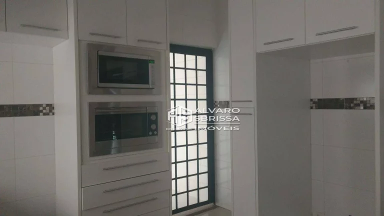Imagem Casa estilo colonial, possui 3 suítes com ar condicionado e armários. Condomínio Portella Itu SP